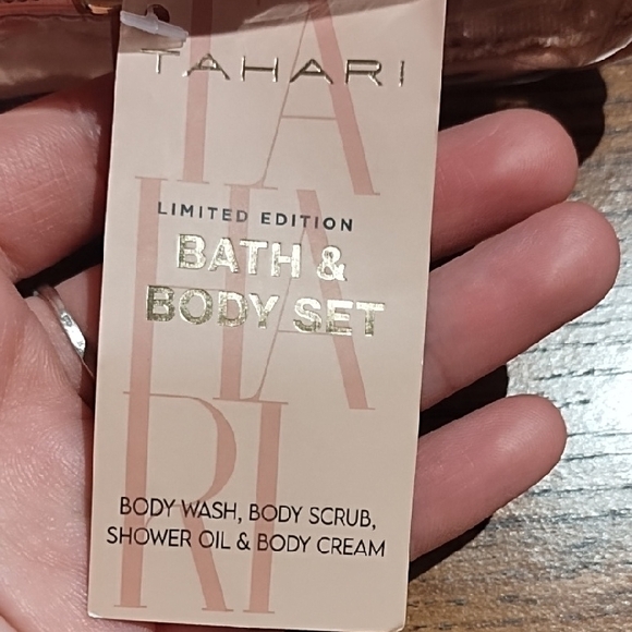 NWT Tahari Limited Edition Bath & Body Set - Pink and Gold - Picture 2 of 11